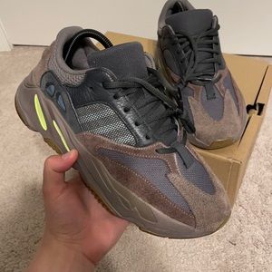 COPY - Yeezy 700 Mauve (Size 9)